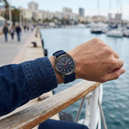 Military watch with nylon strap – Water-resistant, shock-resistant, and luminous hands