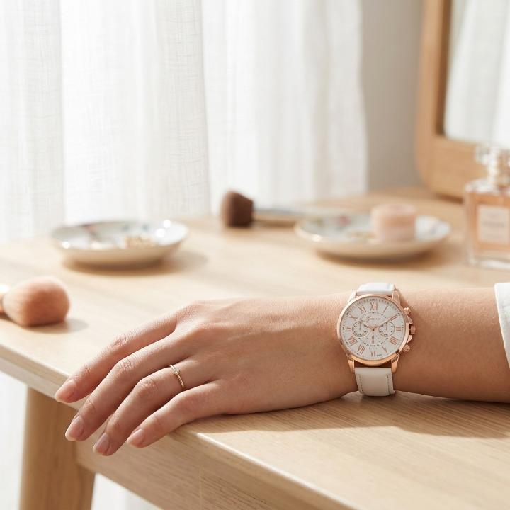 Elegant women's watch with a leather strap – Roman numeral dial